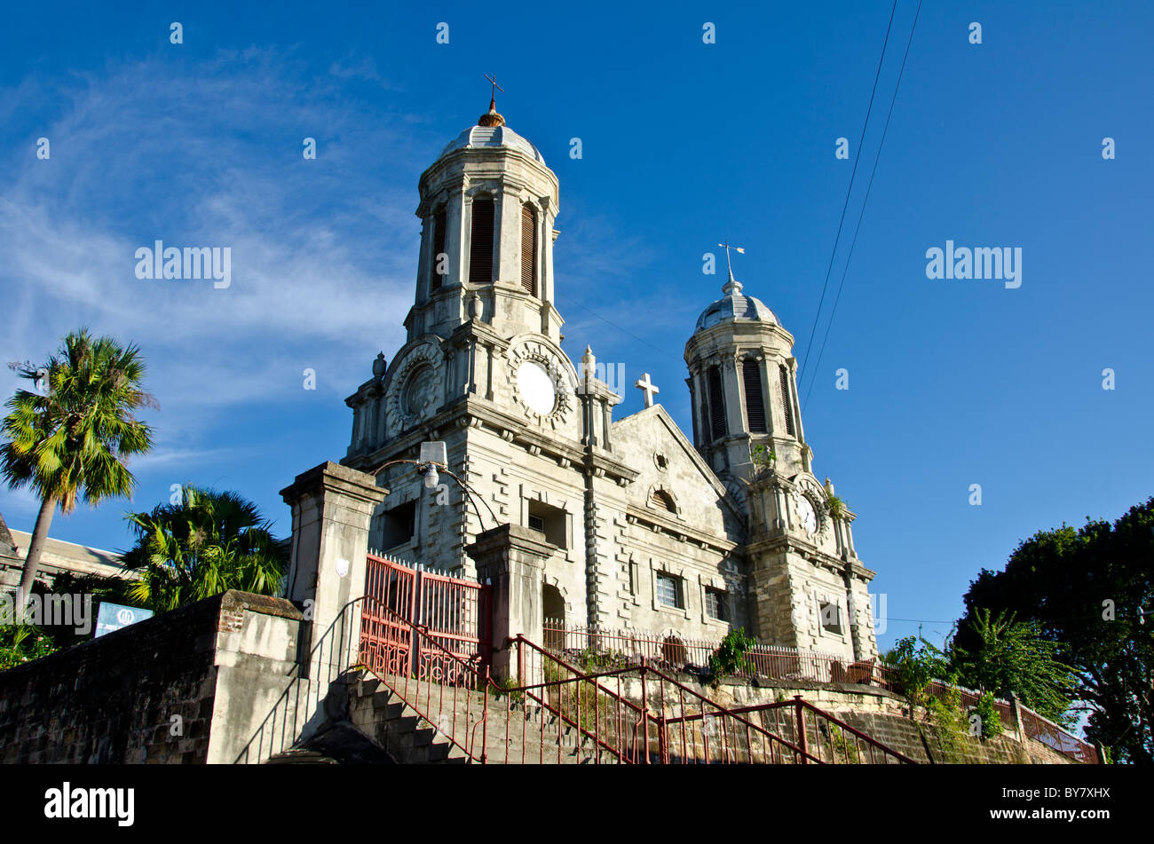 Antigua cathédrale anglicane de Saint John the Divine avec tours baroque blanc Banque D'Images