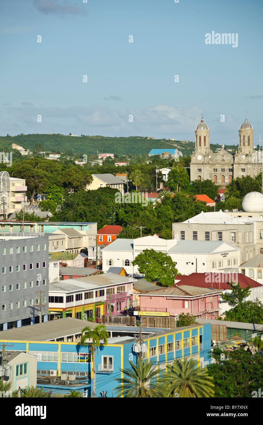 St Johns Antigua cityscape sommaire bâtiments maisons et églises de navire de croisière des Caraïbes Banque D'Images