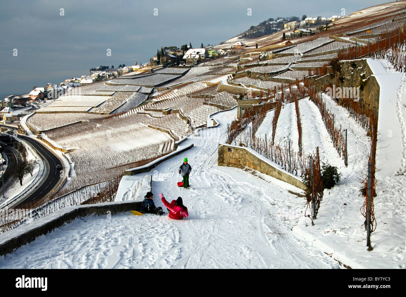 Enfants jouant dans la neige au milieu des vignobles en terrasses du Lavaux au patrimoine mondial de l'unesco près de Rivaz, Suisse Banque D'Images