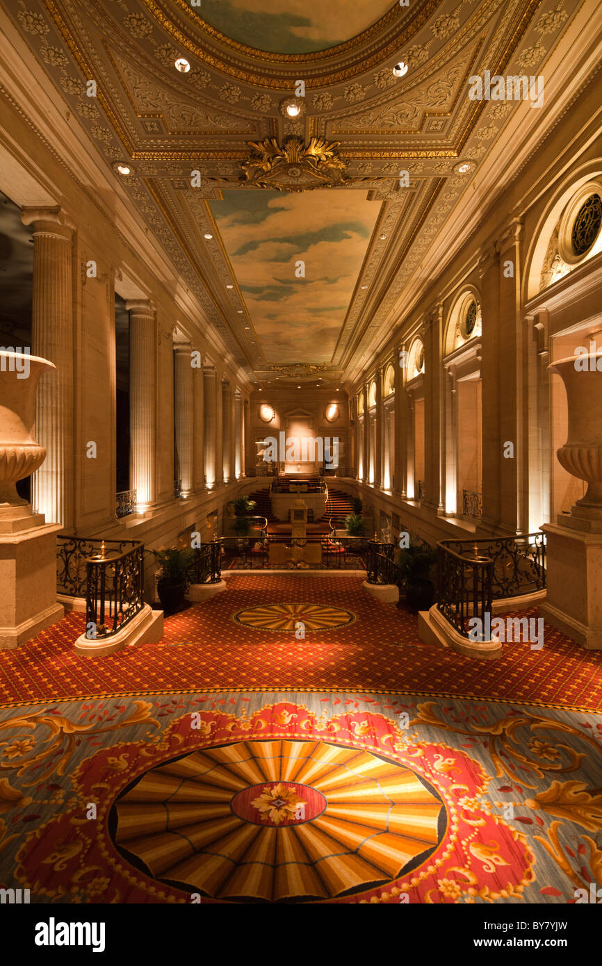 Escalier d'hôtel de luxe Hilton Chicago, Chicago, Illinois. USA Banque D'Images