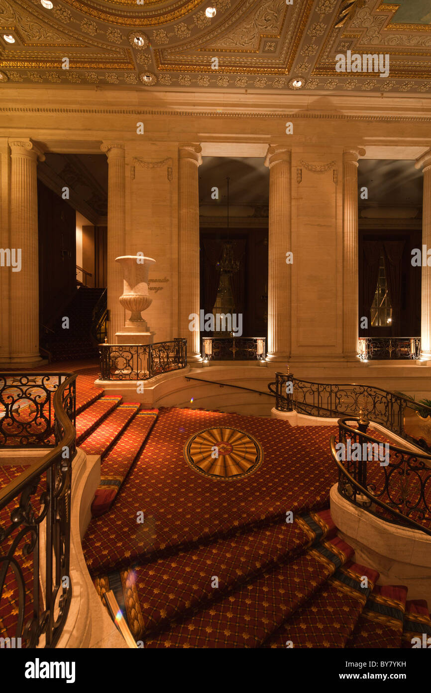 Escalier d'hôtel de luxe Hilton Chicago, Chicago, Illinois. USA Banque D'Images