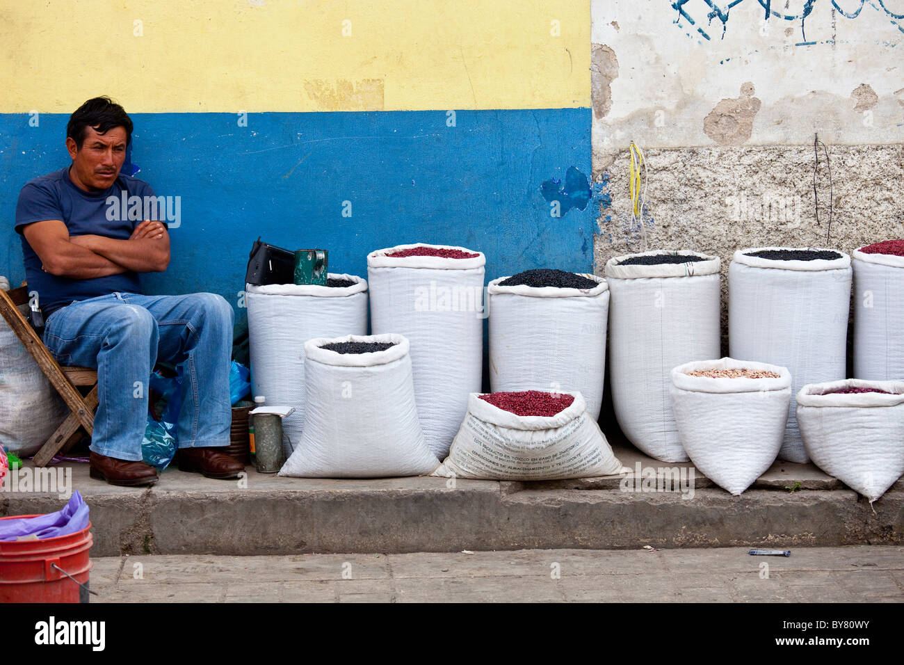 Man selling haricots, Mercado Municipal, San Cristobal de las Casas, Chiapas, Mexique Banque D'Images