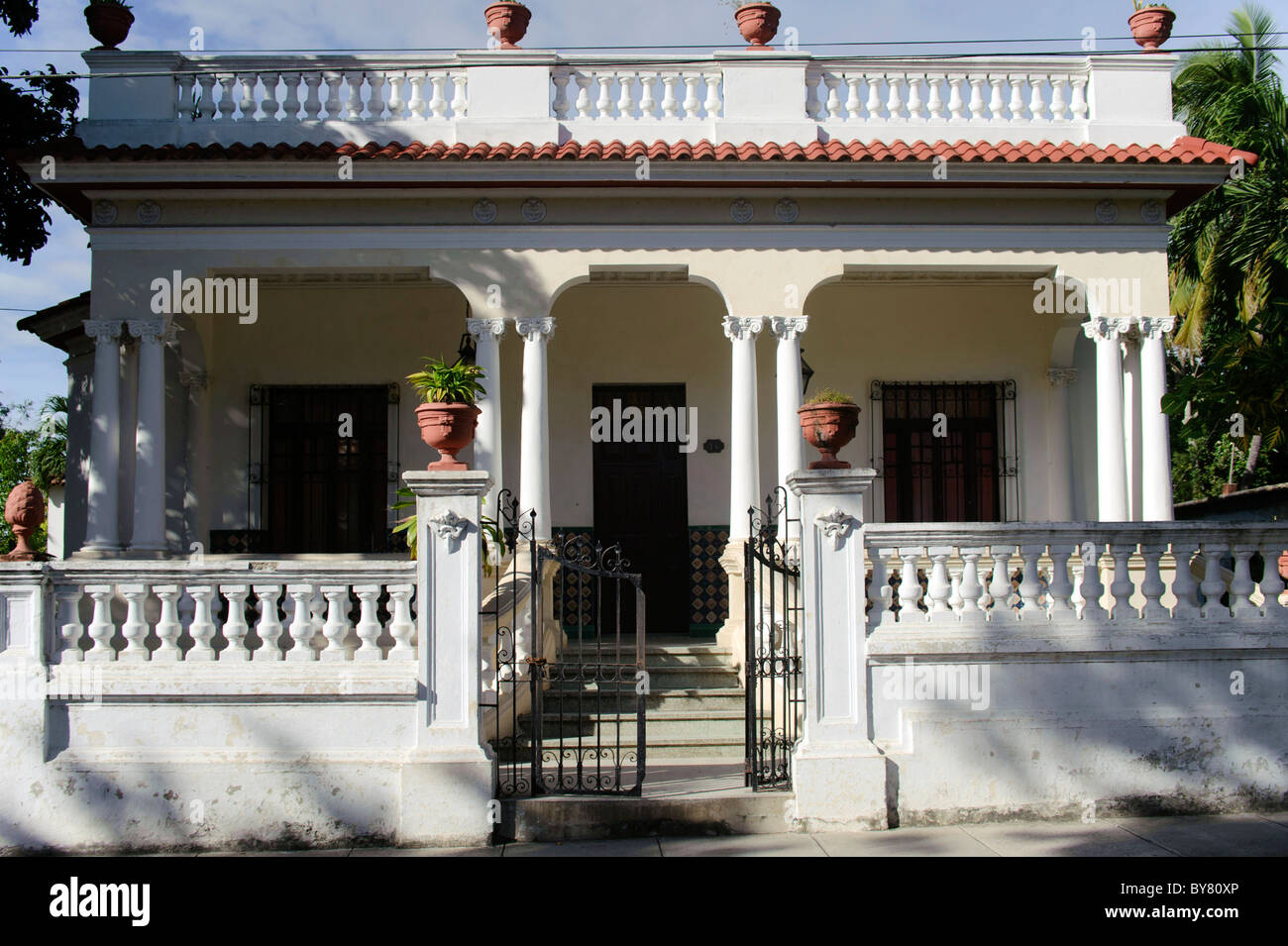 Ancienne maison de style colonial, à Cuba Holguin Cuba. Banque D'Images