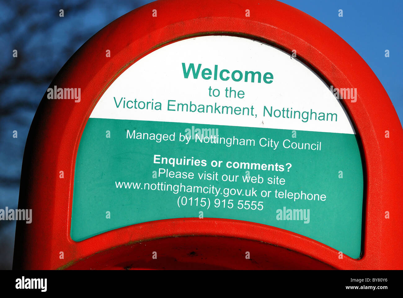 Inscrivez-vous à la population accueillante Victoria Embankment par le fleuve Trent Nottingham England uk Banque D'Images