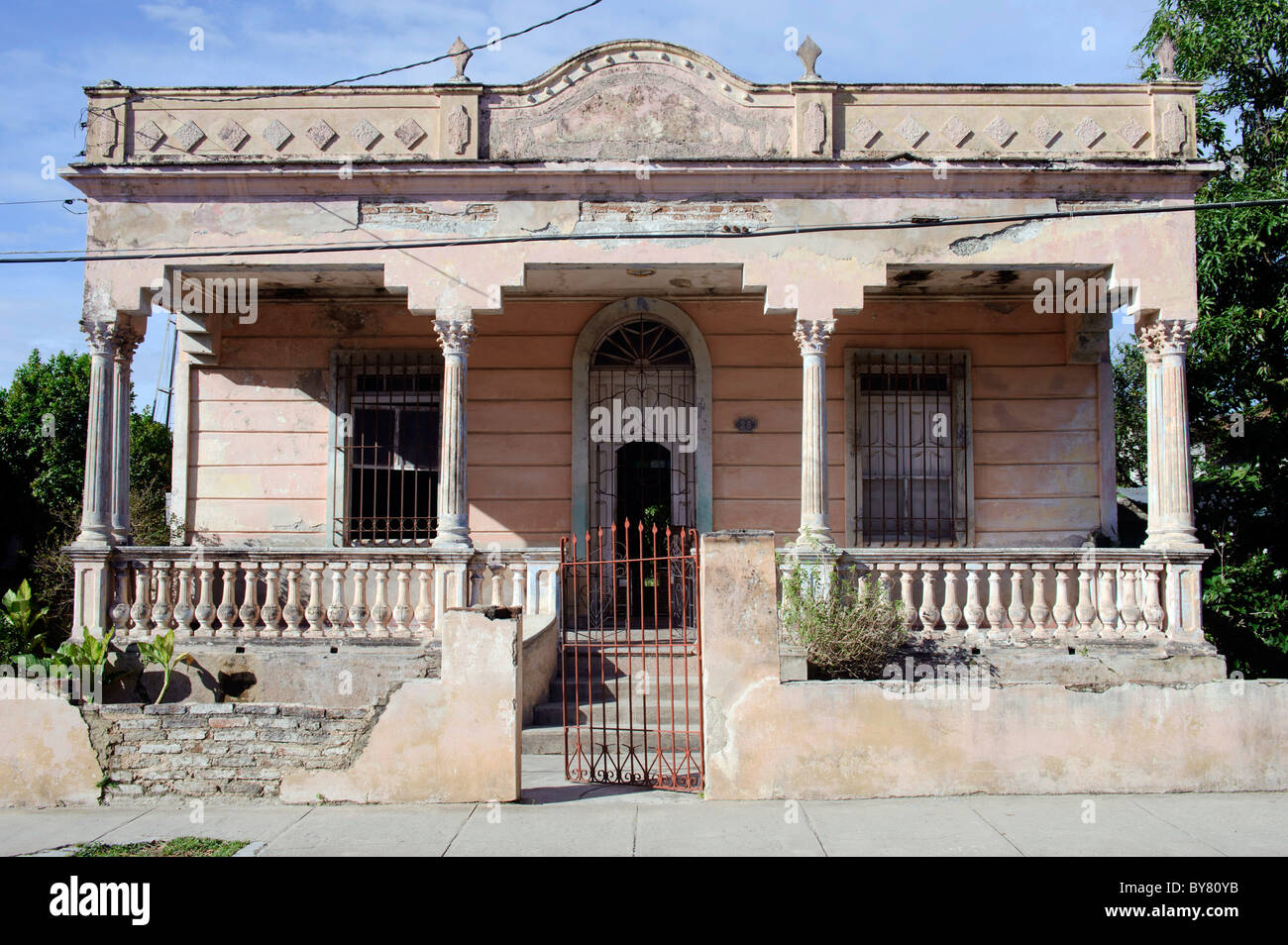 Vieille maison rose de style colonial Holguin Cuba. Banque D'Images