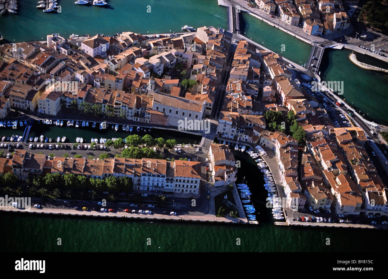 Bâtiments de l'ancien port le long des eaux de l'Etang de Berre à Martigues, Provence, France. Banque D'Images