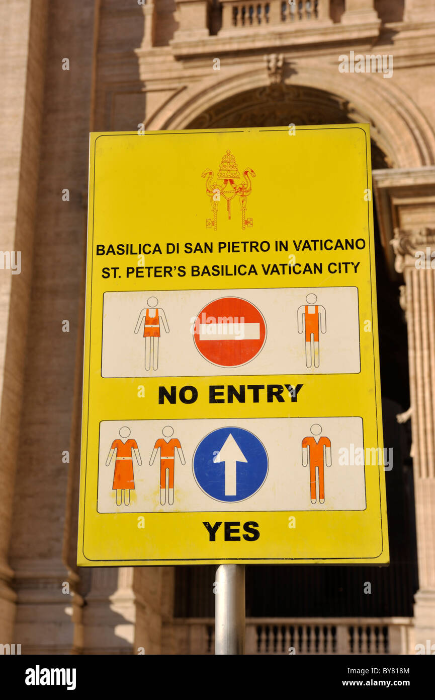 Italie, Rome, basilique Saint-Pierre, enseigne touristique avec code vestimentaire Banque D'Images