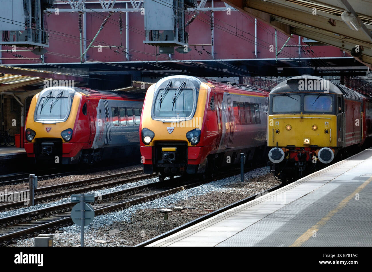 Deux trains Pendolino virgin se tiennent près de la gare de Crewe 47841 classe brosse england uk Banque D'Images