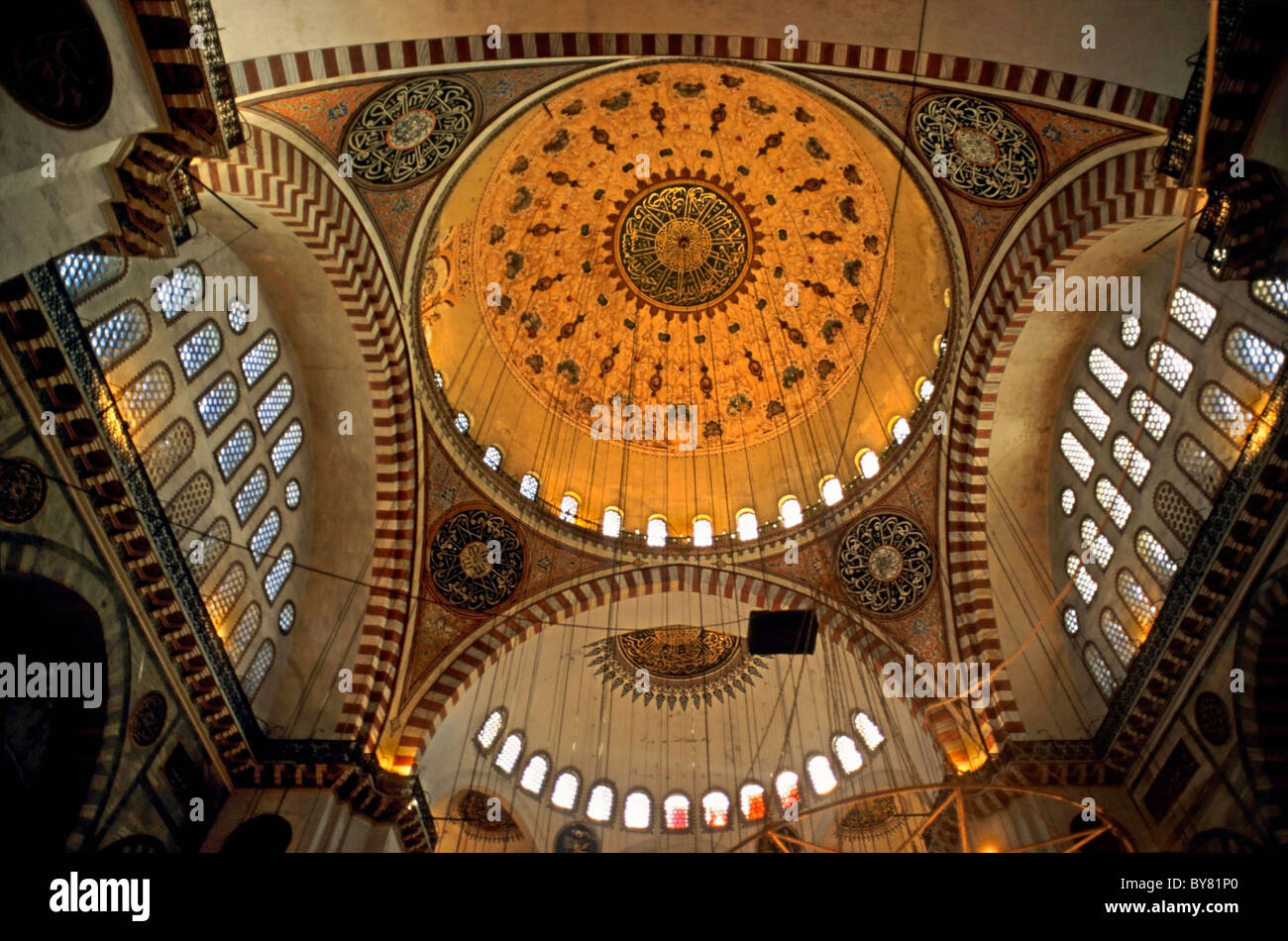 Dôme décoré et windows à l'intérieur de la Mosquée de Suleymaniye, une mosquée impériale ottomane à Istanbul, Turquie. Banque D'Images