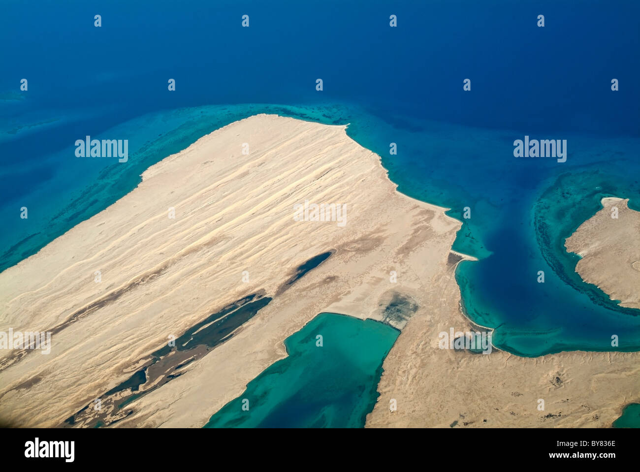 Lagon turquoise brillant et le littoral, Mer Rouge, Egypte. Banque D'Images