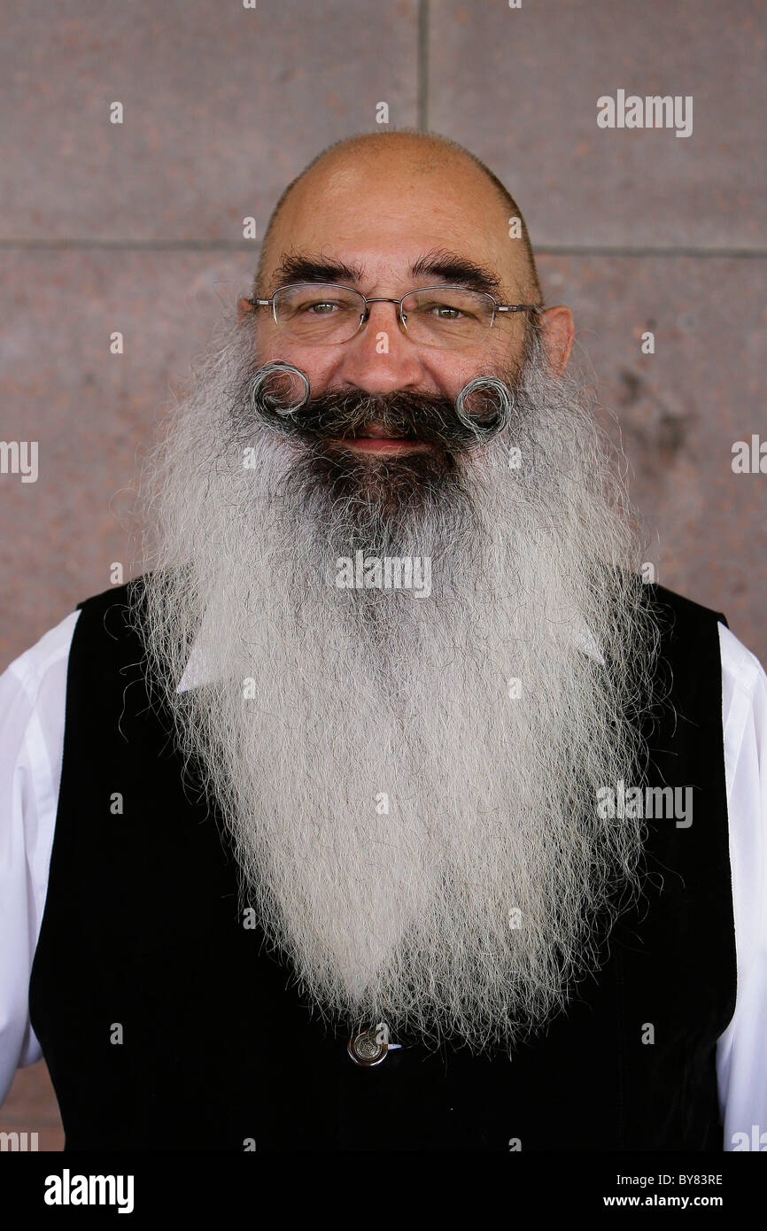 Un concurrent à la barbe et moustache Championships à Brighton, Angleterre. Photo par James Boardman. Banque D'Images