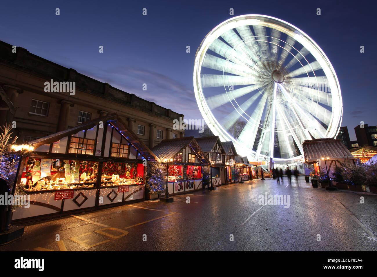 Ville de Chester, en Angleterre. Le Victorian shopping village et la chronique au cours de la Roue des fêtes de Noël. Banque D'Images