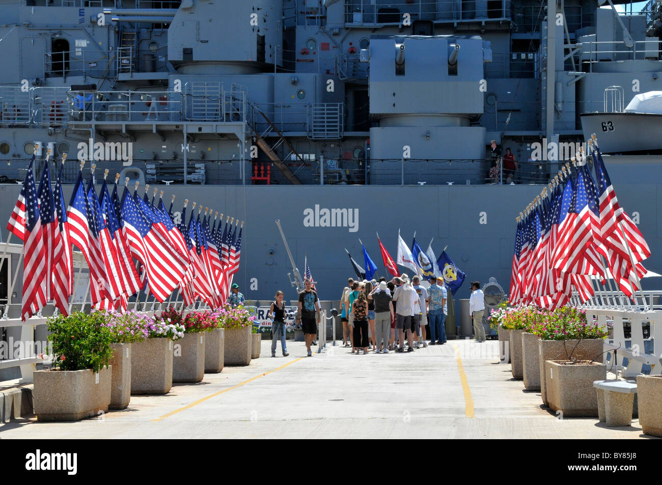 Drapeaux américains USS Missouri Entrée marque Pearl Harbor Memorial Monument National du Pacifique Hawaii Ford Field Banque D'Images