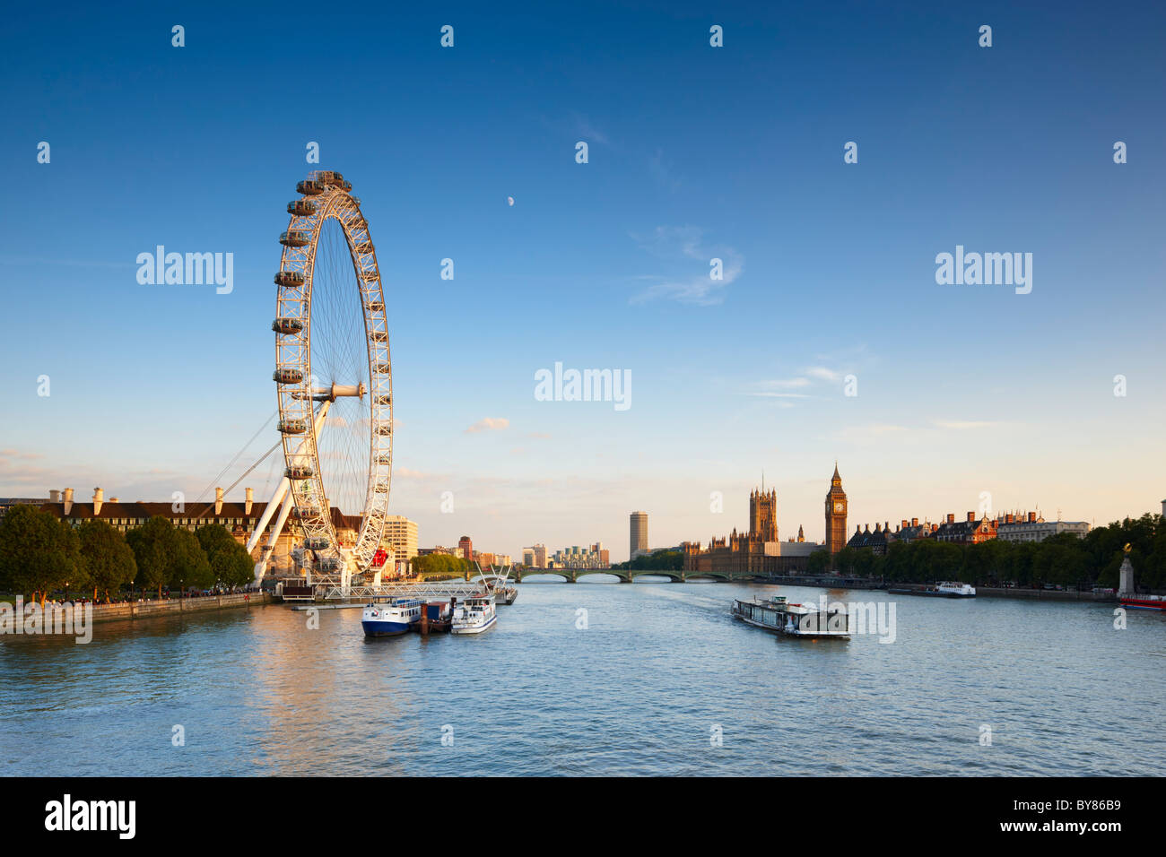 En regardant vers le London Eye et les chambres du Parlement Banque D'Images