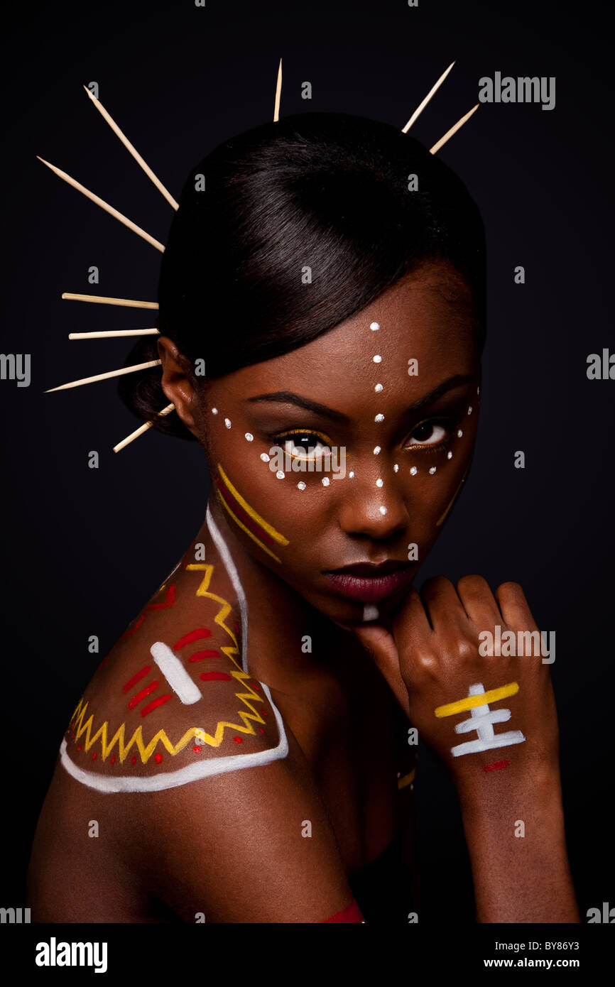 Belle femme africaine face à la mode exotique avec tribal jaune rouge et  blanc cosmétique maquillage et des bâtons dans les cheveux Photo Stock -  Alamy