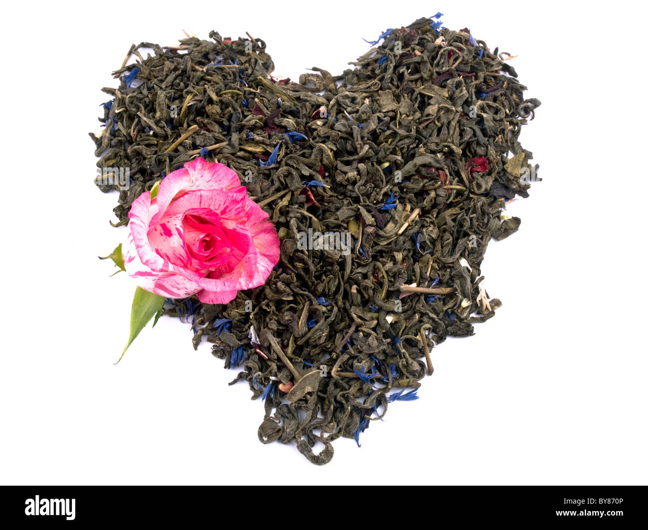 Feuilles de thé vert aromatiques avec des pétales de bleuet et d'hibiscus formé le cœur sur fond blanc Banque D'Images