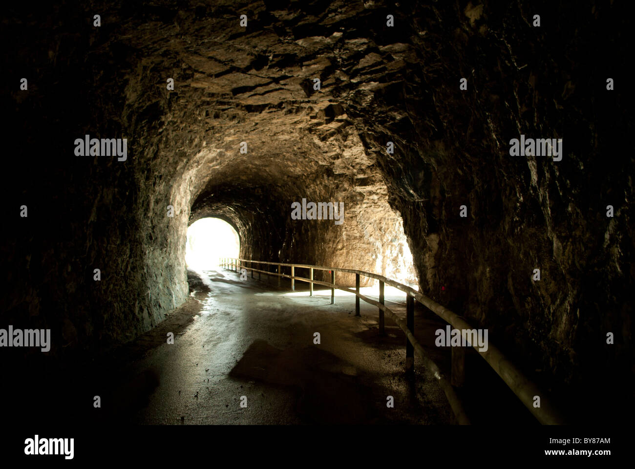 Tunnel abandonné dans la zone piétonne uniquement rock Banque D'Images