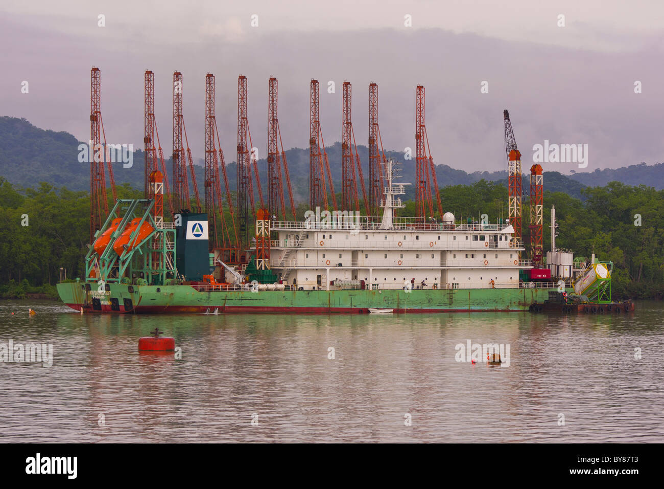 PANAMA - barge de forage sur Canal de Panama Banque D'Images