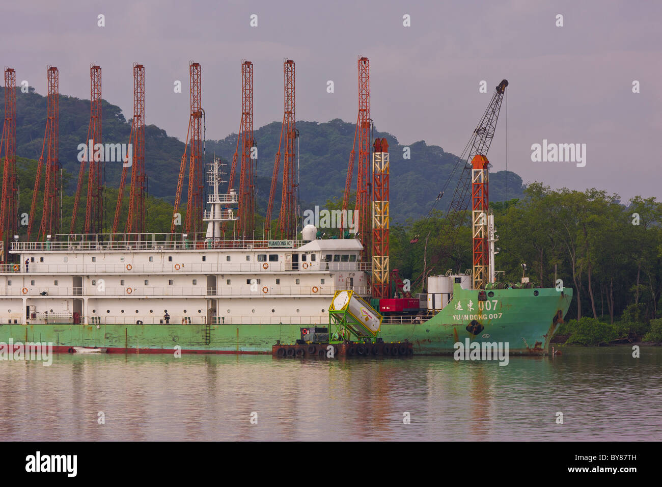 PANAMA - barge de forage sur Canal de Panama Banque D'Images