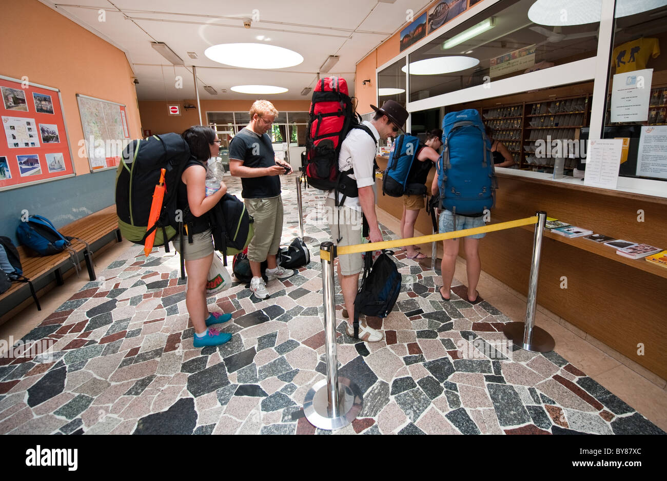 Backpackers d'enregistrement à City Hostel, Milan, Italie Banque D'Images