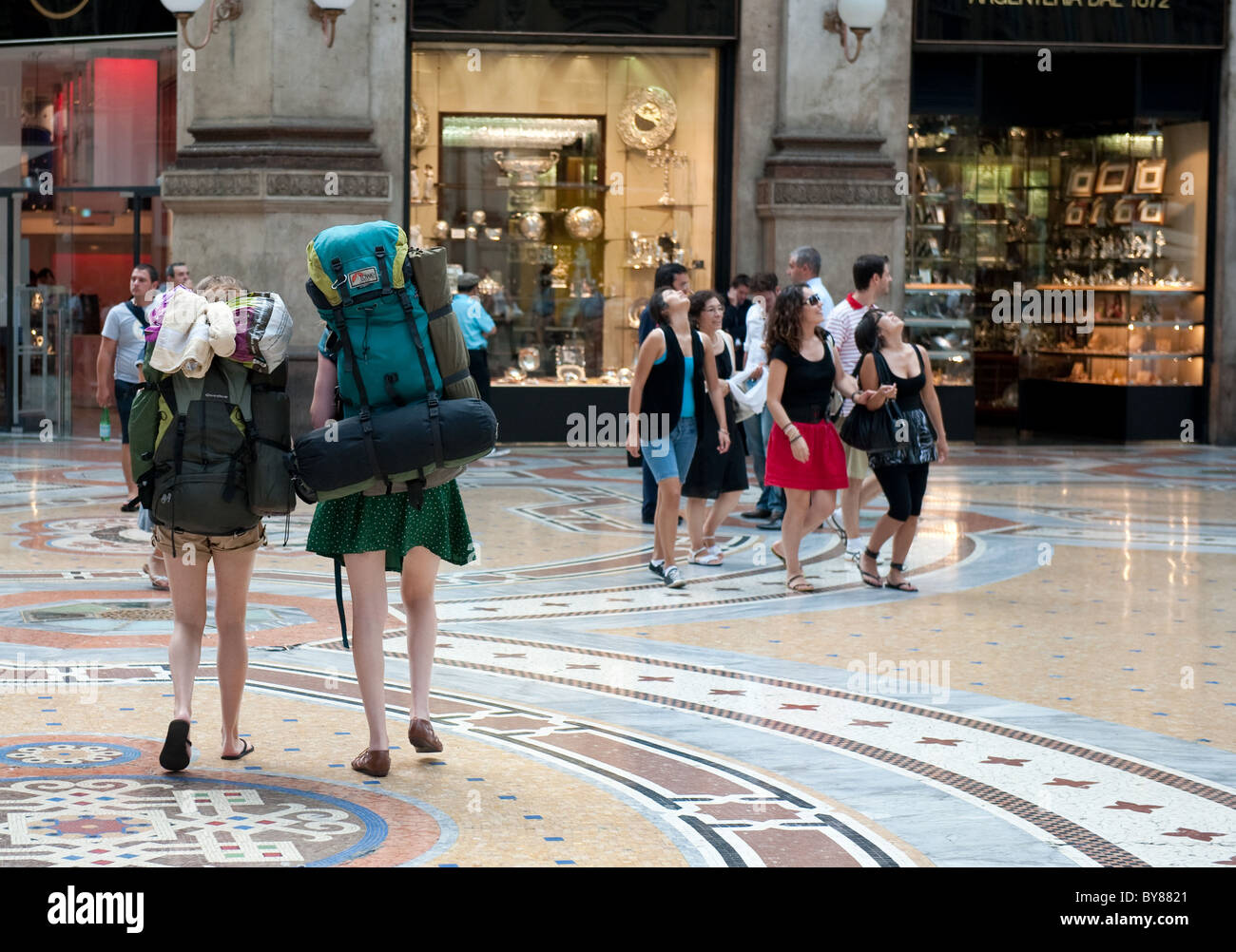 Backpackers à pied dans la Galleria Vittorio Emanuele, Milan, Italie Banque D'Images
