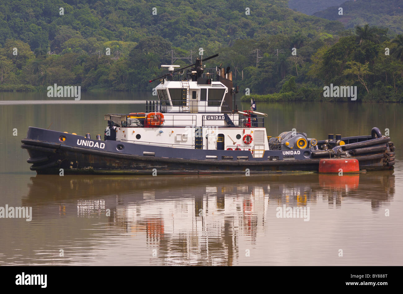 PANAMA - Remorqueur bateau sur canal de Panama Banque D'Images