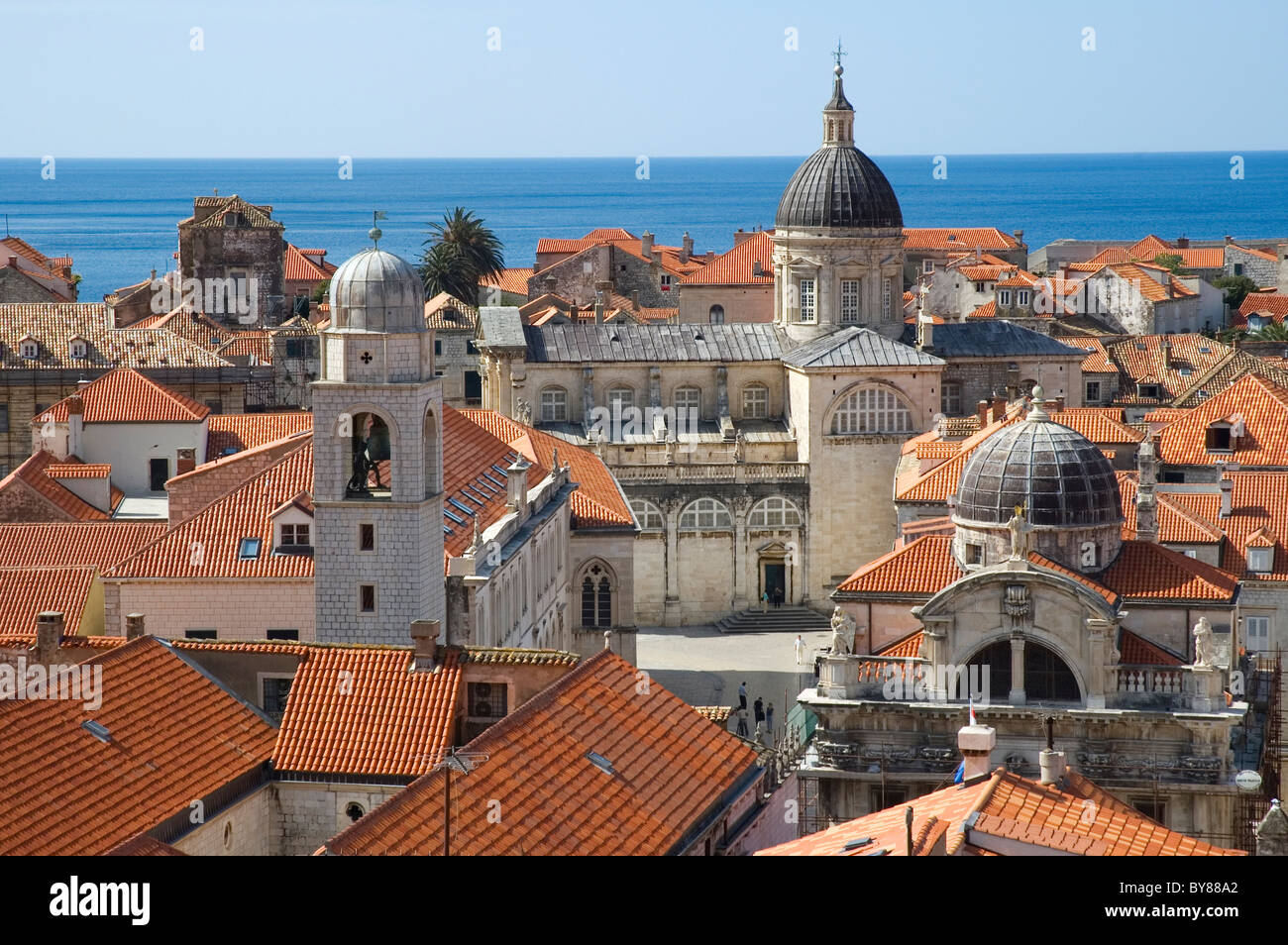 La Croatie, Elk192-3346 de la côte dalmate, Dubrovnik, vue depuis les remparts, les toits de tuile rouge Banque D'Images