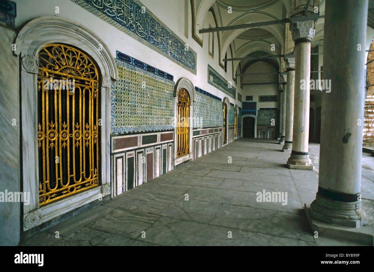 Les portes d'or et colonnes le long d'un patio au Palais de Topkapi, Istanbul, Turquie. Banque D'Images