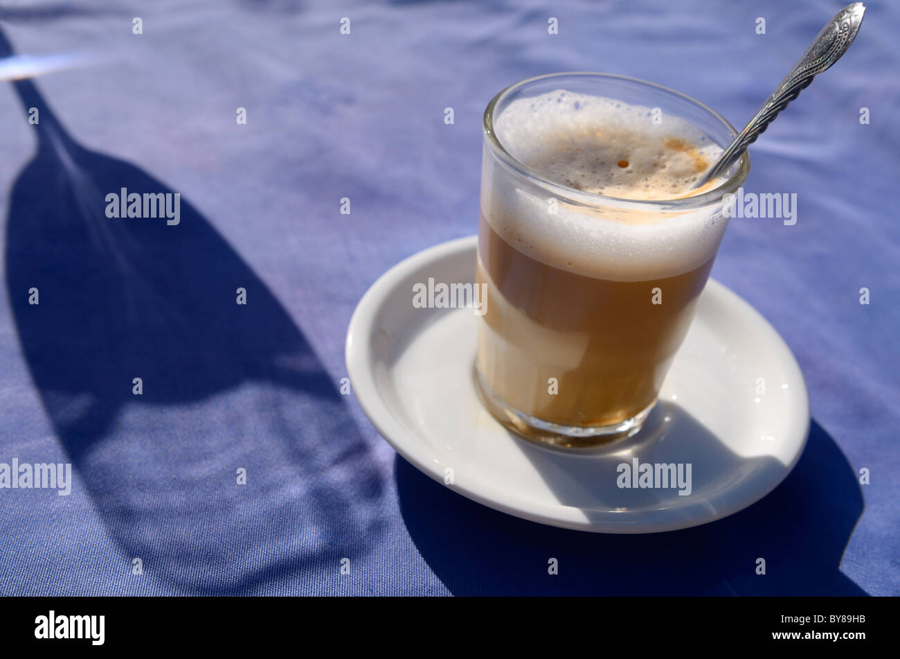 Noss noss café et ombre d'un verre de vin sur une table d'extérieur au restaurant en bord de oualidia maroc Banque D'Images