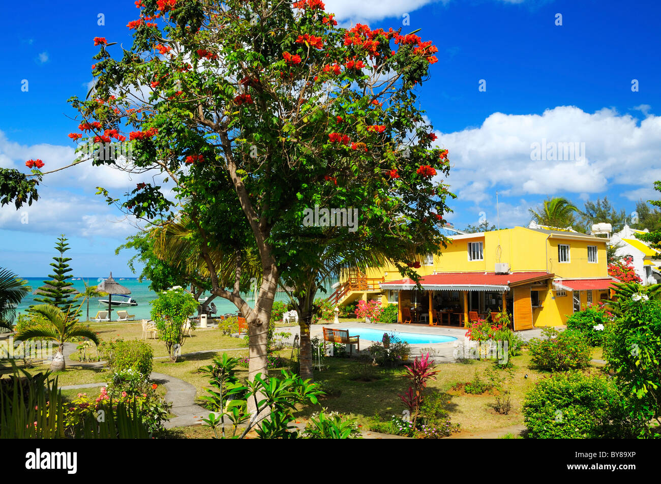 Chambre d'hôtel vue sur le jardin et la plage à l'hôtel à la preneuse, Rivière Noire, Ile Maurice. Banque D'Images