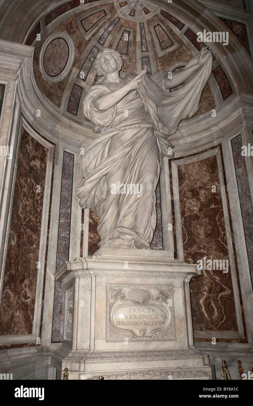 Statue géante de Saint Veronica à l'intérieur de la basilique Saint Pierre Banque D'Images