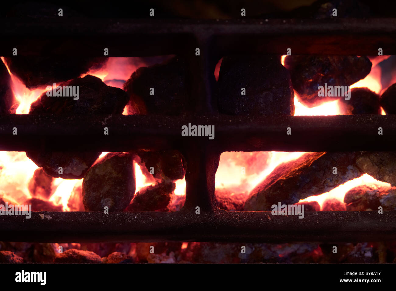 Feu de brûler du charbon sans fumée burnglo anthracite carburant dans le uk Banque D'Images