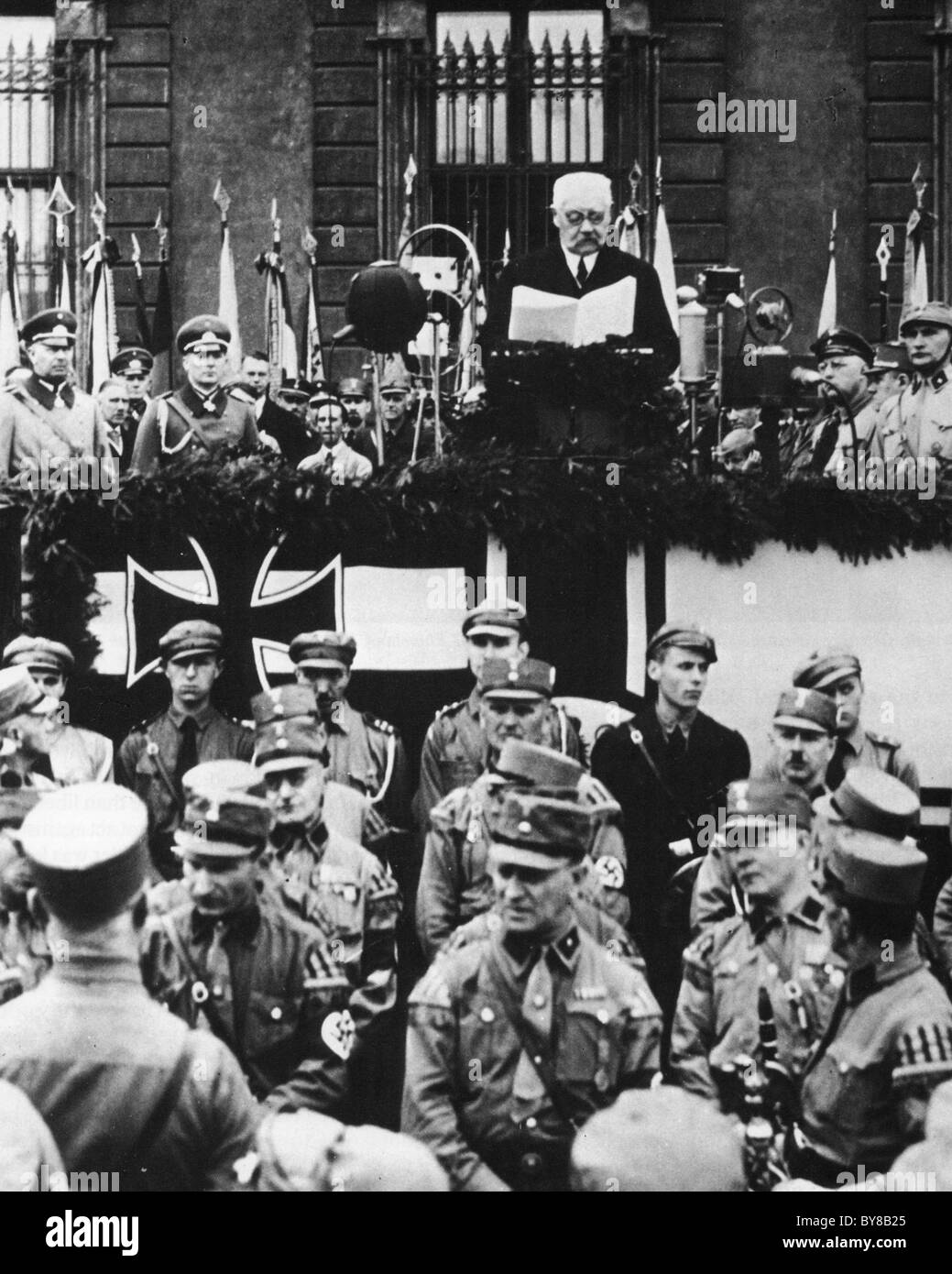 Le président Paul von HINDENBERG Allemagne de faire un discours à propos de 1934 entouré de nazis Banque D'Images