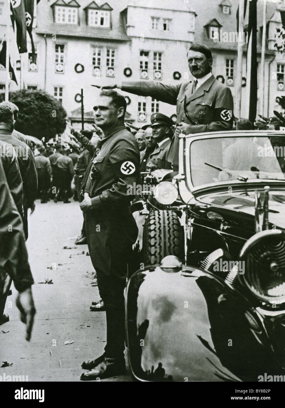 ADOLF HITLER prend une salve sur 1935 avec Hess debout devant et Ley, Saukel Frick et plus loin entre eux Banque D'Images