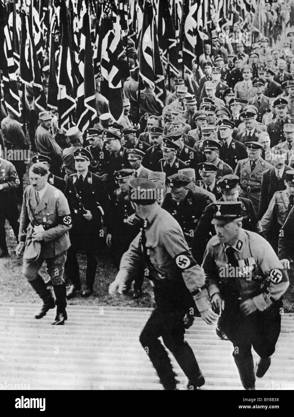 Septembre 1933 NUREMBERG - chefs d'Hitler pour le podium avec Rudolf Hess immédiatement derrière lui Goebbels suivie par Banque D'Images