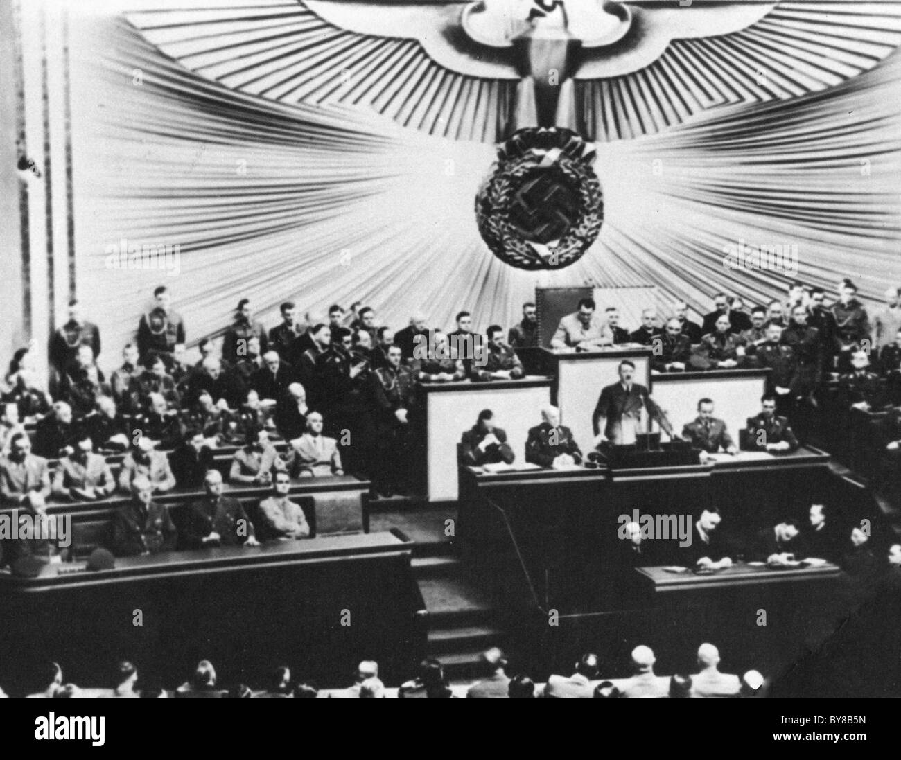 Adresses d'Adolf Hitler le Reichstag avec Goering en fonction de la lumière (président) derrière lui Banque D'Images
