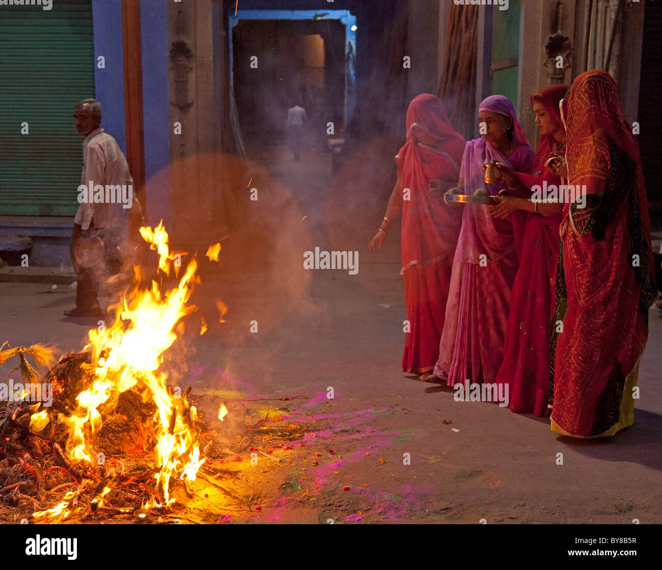 L'Inde, Rajasthan, Jodhpur, femmes regardant le feu lors du festival holi Banque D'Images