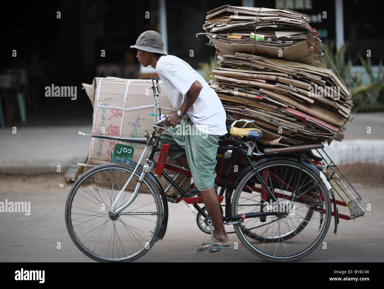 La Birmanie, Myanmar, Birmanie,20100223, l'homme avec les déchets de papier Banque D'Images