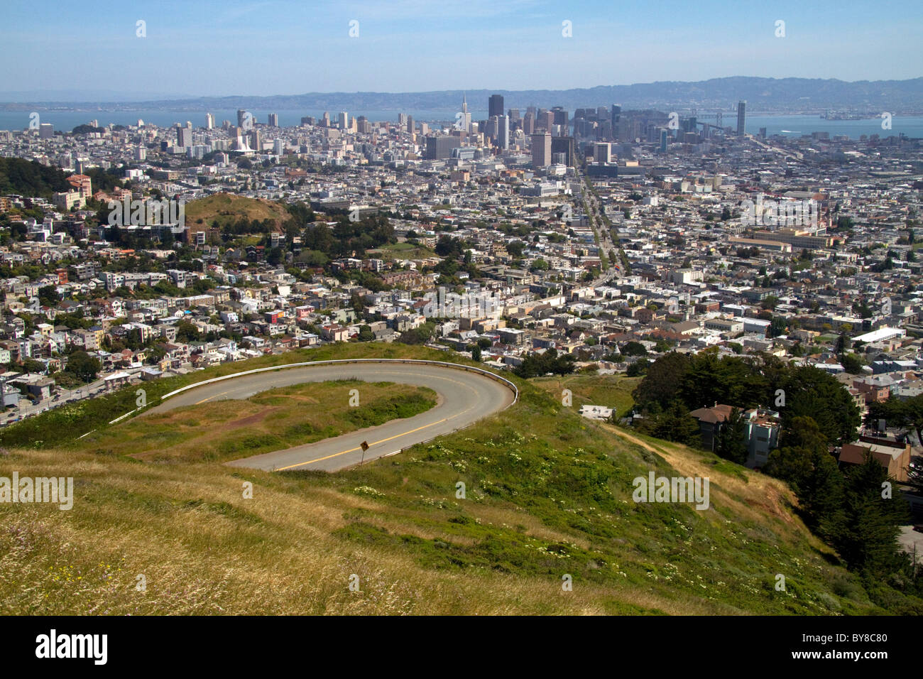 Vue de la ville et de la rue du marché à partir de Twin Peaks dans la région de San Francisco, Californie, USA. Banque D'Images