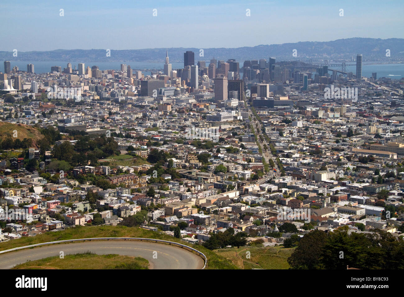 Vue de la ville et de la rue du marché à partir de Twin Peaks dans la région de San Francisco, Californie, USA. Banque D'Images