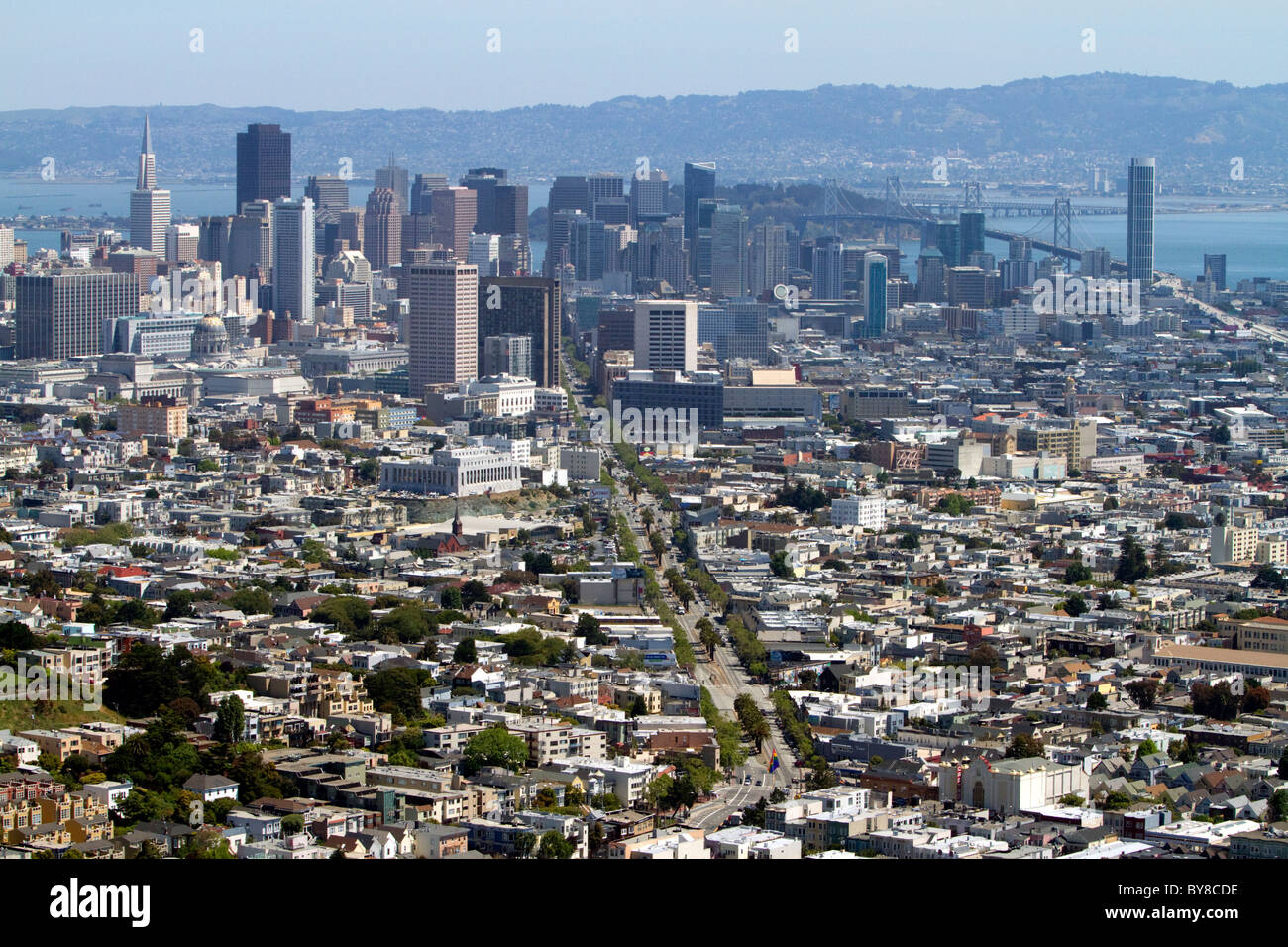 Vue de la ville et de la rue du marché à partir de Twin Peaks dans la région de San Francisco, Californie, USA. Banque D'Images