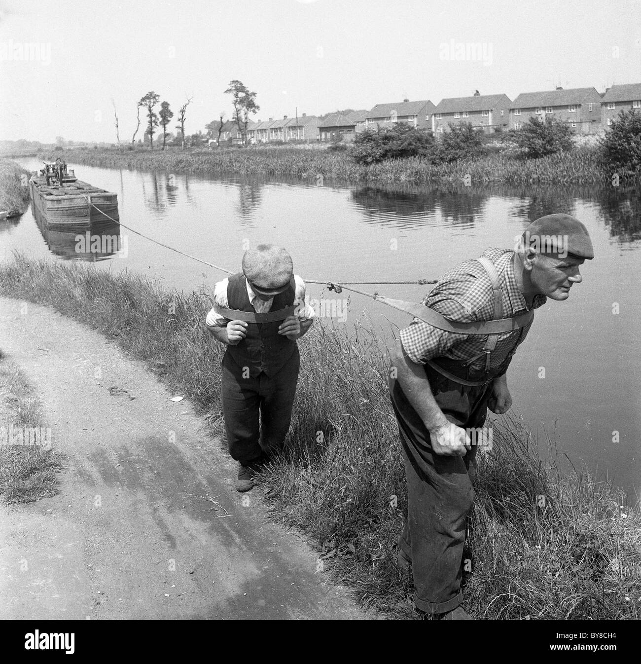 Deux hommes tirant 15-04 Wolverhampton salon 1960 Banque D'Images