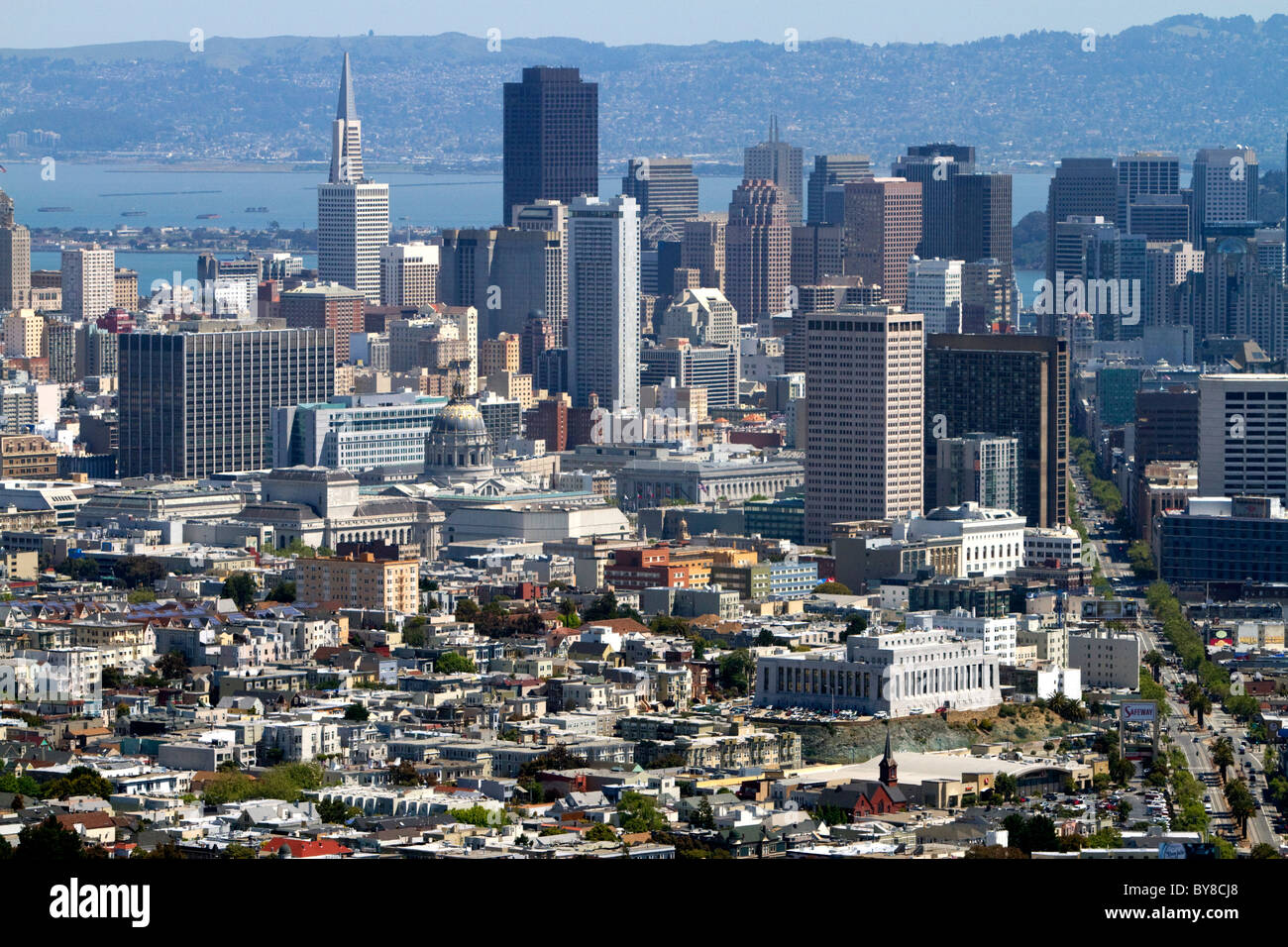 Vue de la ville et de la rue du marché à partir de Twin Peaks dans la région de San Francisco, Californie, USA. Banque D'Images