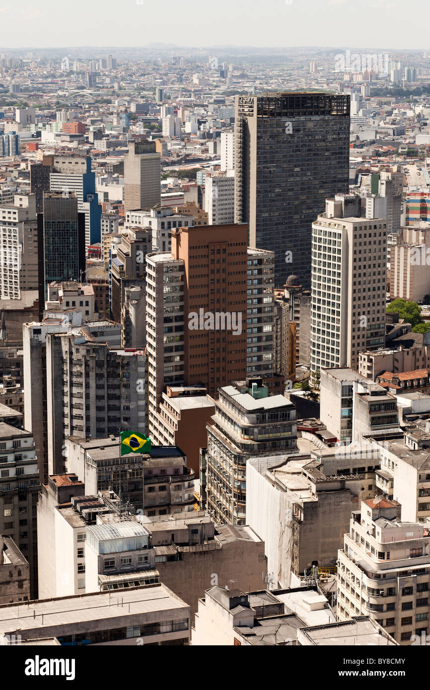 Vue de Sao Paulo , toits, drapeau brésilien Banque D'Images