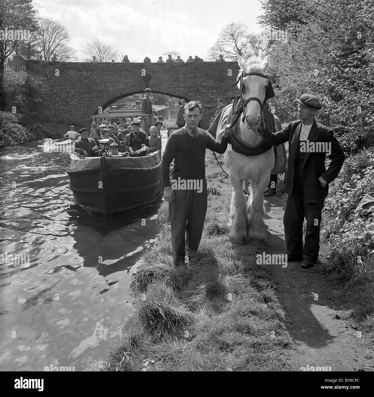 La société Canal Newbridge cheval voyage en bateau Wolverhampton England Uk 26/4/1959 Banque D'Images