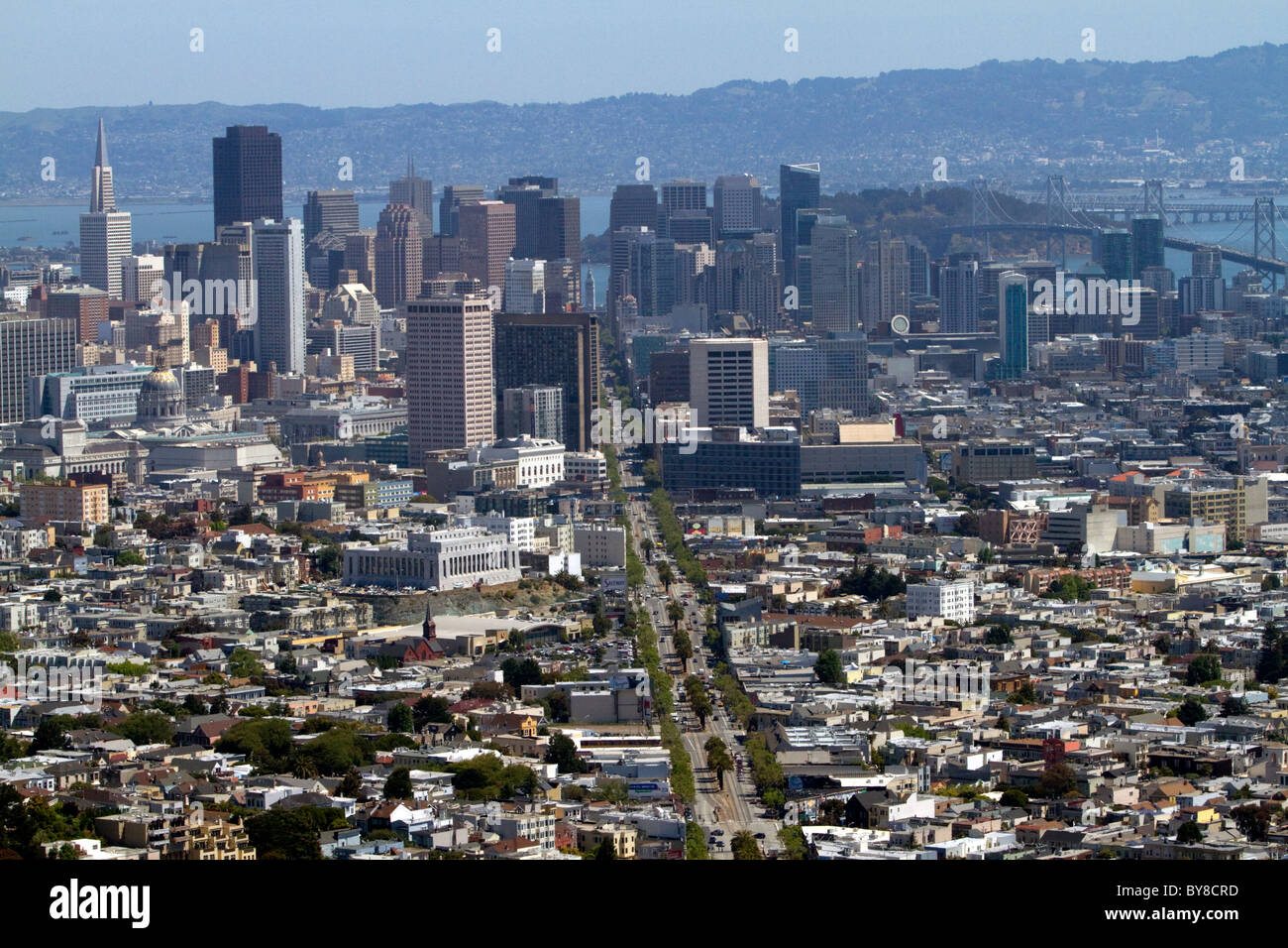 Vue de la ville et de la rue du marché à partir de Twin Peaks dans la région de San Francisco, Californie, USA. Banque D'Images