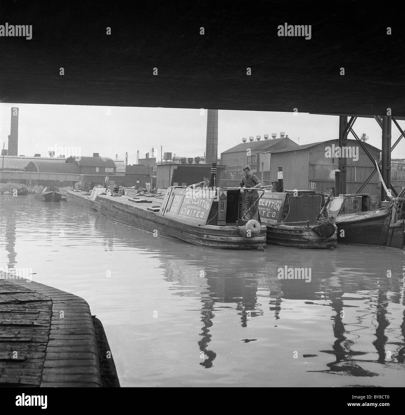 Bateaux étroits en service de Thomas Clayton Limited à Oldbury canal Basin West Midlands England UK 3/8/1962 Banque D'Images