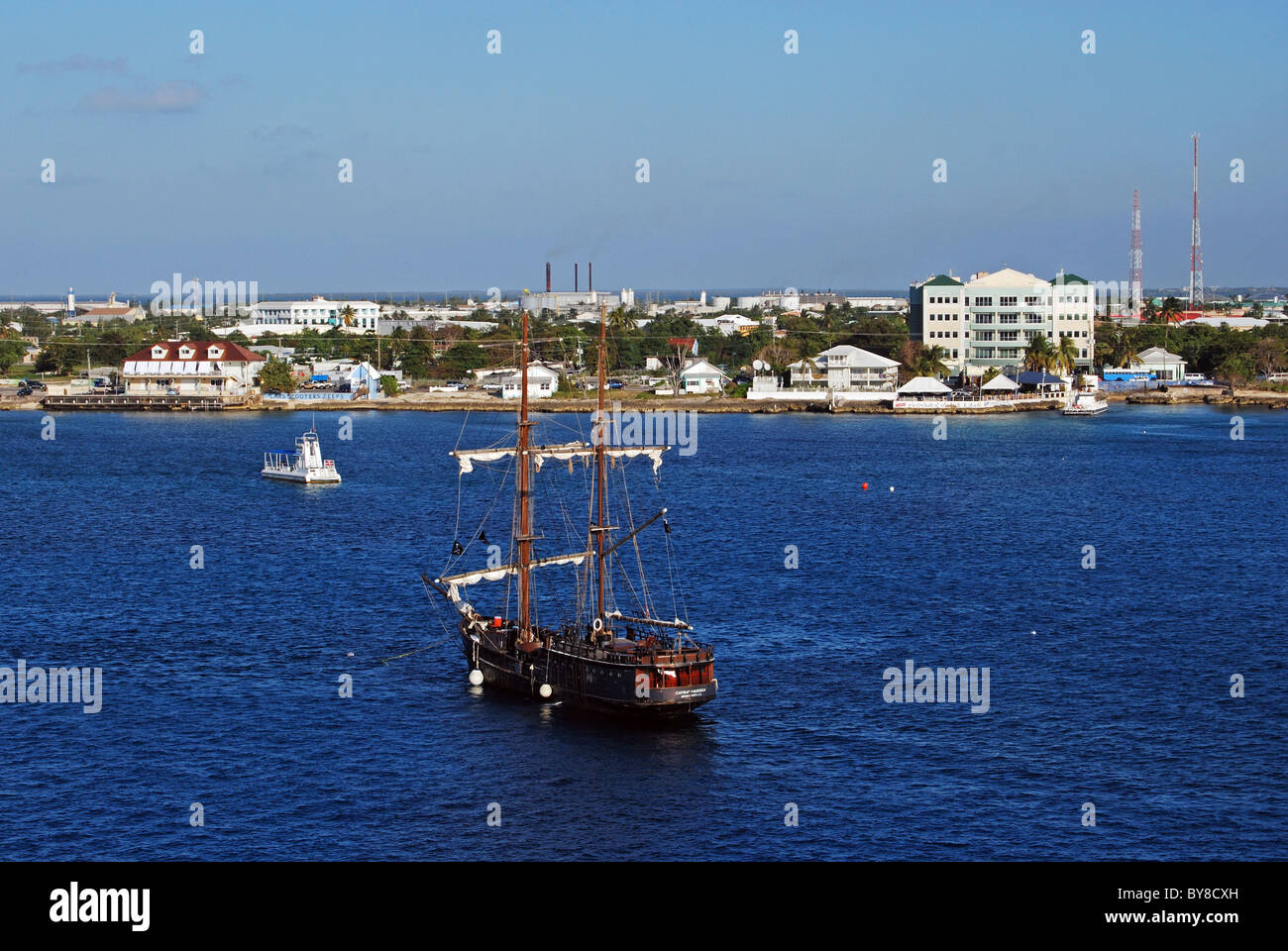 Mâts de bateau au mouillage dans la baie, George Town, Grand Cayman, Cayman Islands, Caribbean. Banque D'Images