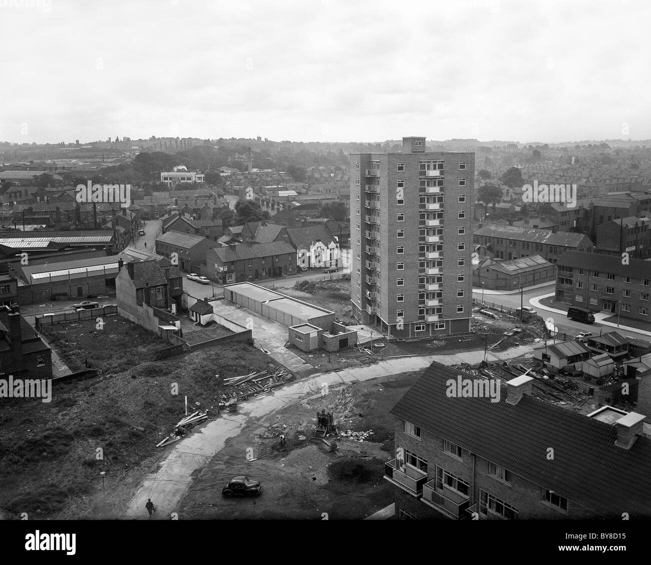 Nouvelles des tours d'appartements prêts pour leurs premiers occupants en Brickklin Wolverhampton Street Appartements 1961 Banque D'Images Nouvelles des tours d'appartements prêts pour leurs premiers occupants en Brickklin Wolverhampton Street Appartements 1961 Banque D'Images