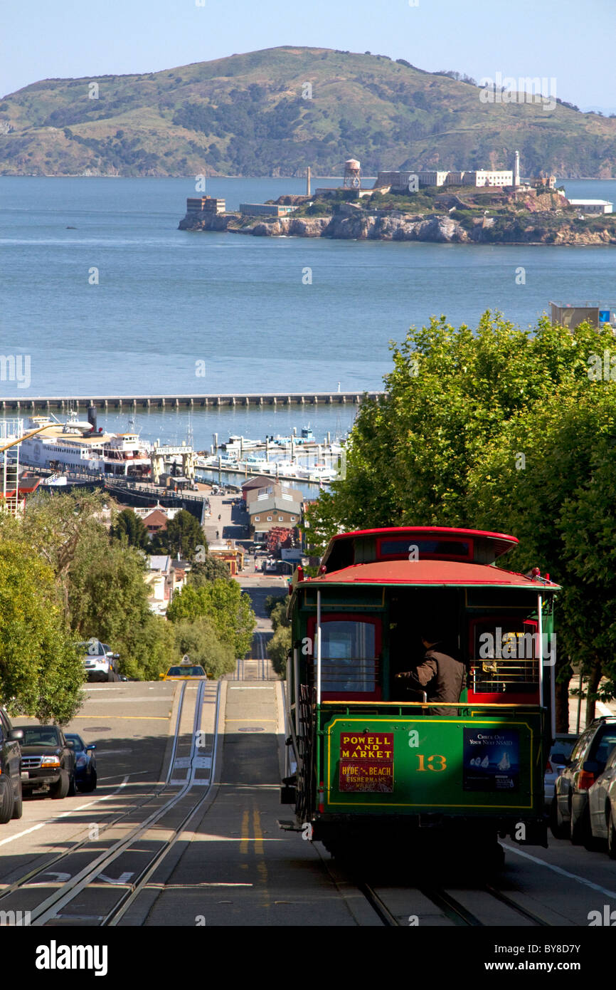 Cable Car et l'île d'Alcatraz à San Francisco, Californie, USA. Banque D'Images